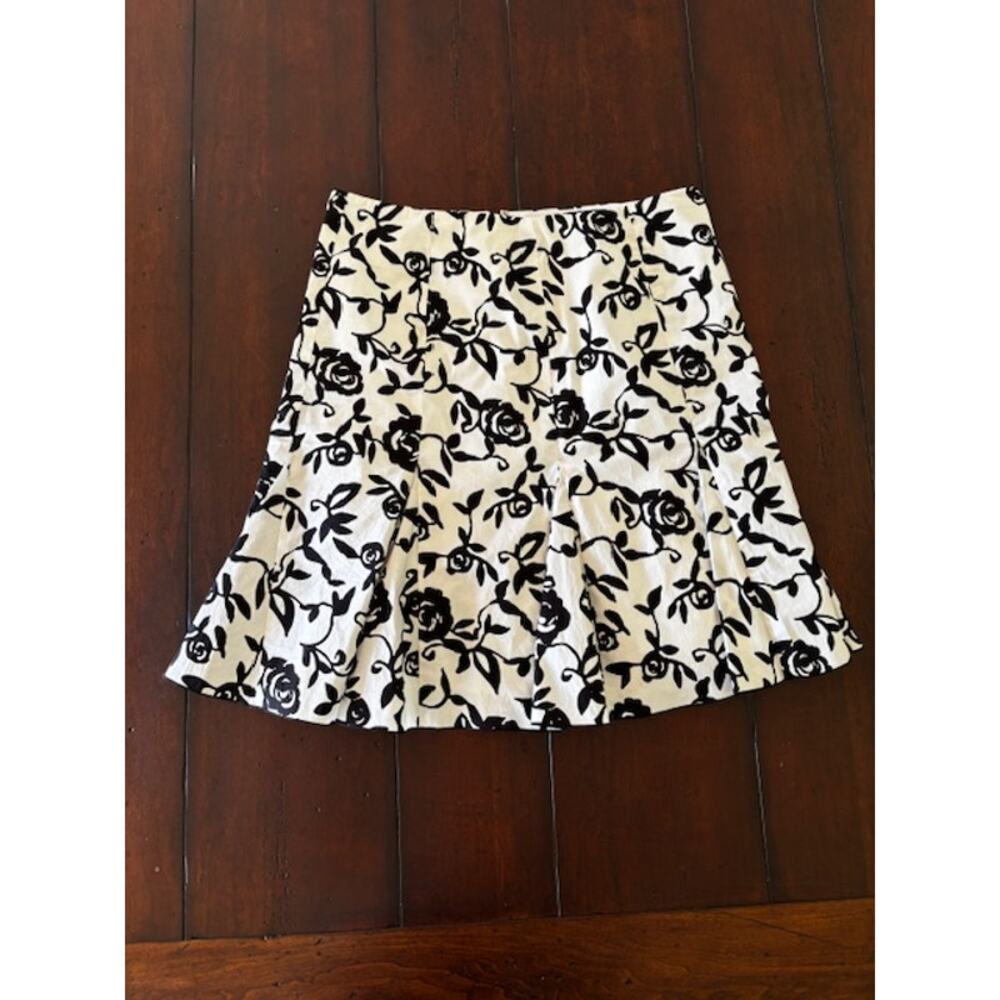 White House Black‎ Market Size 4 Black White Floral Skirt Fit Flare Pleated